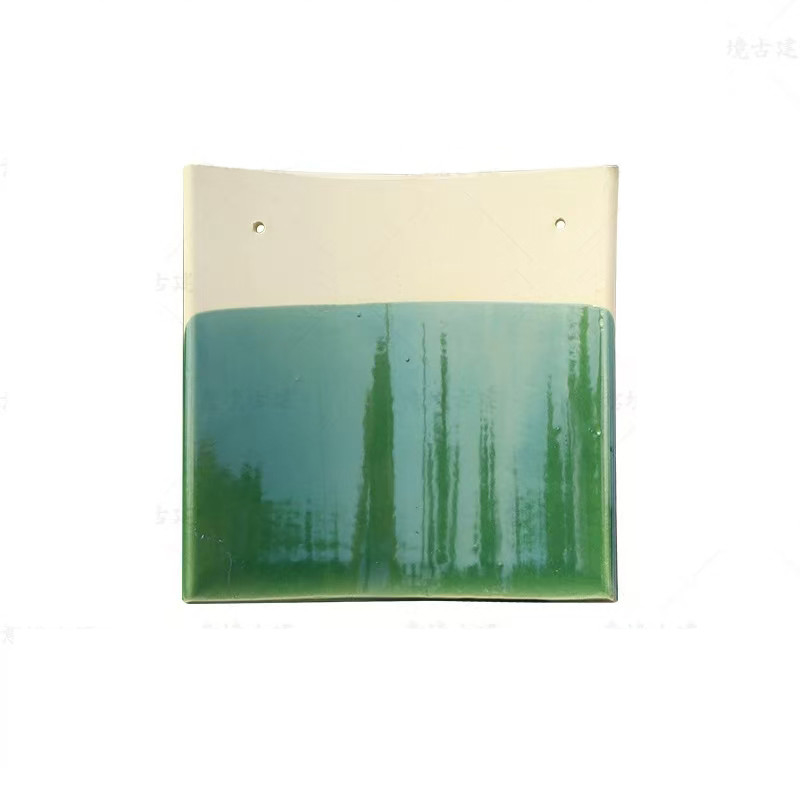 Piastrelle vetrate per il tradizionale disegno del tetto verde nel tempio cinese nelle Filippine