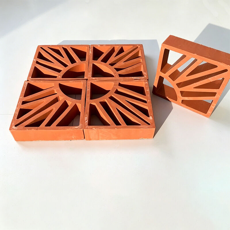 Mattoni decorativi in ​​terracotta classica rossa. Blocchi di brezza in terracotta. Mattoni cavi naturali da giardino con base in argilla rossa