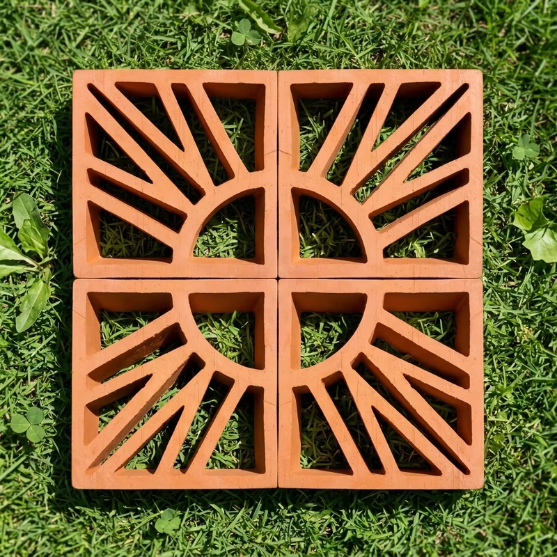Mattoni decorativi in ​​terracotta classica rossa. Blocchi di brezza in terracotta. Mattoni cavi naturali da giardino con base in argilla rossa