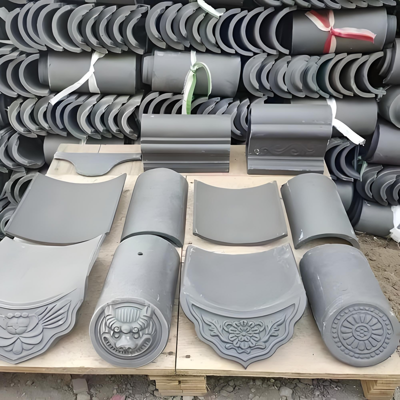 Sistema di tegole in argilla grigia tradizionale cinese con tegola a cappuccio curva, tegola piatta, gocciolatoio per grondaie e tegole di colmo per architettura asiatica