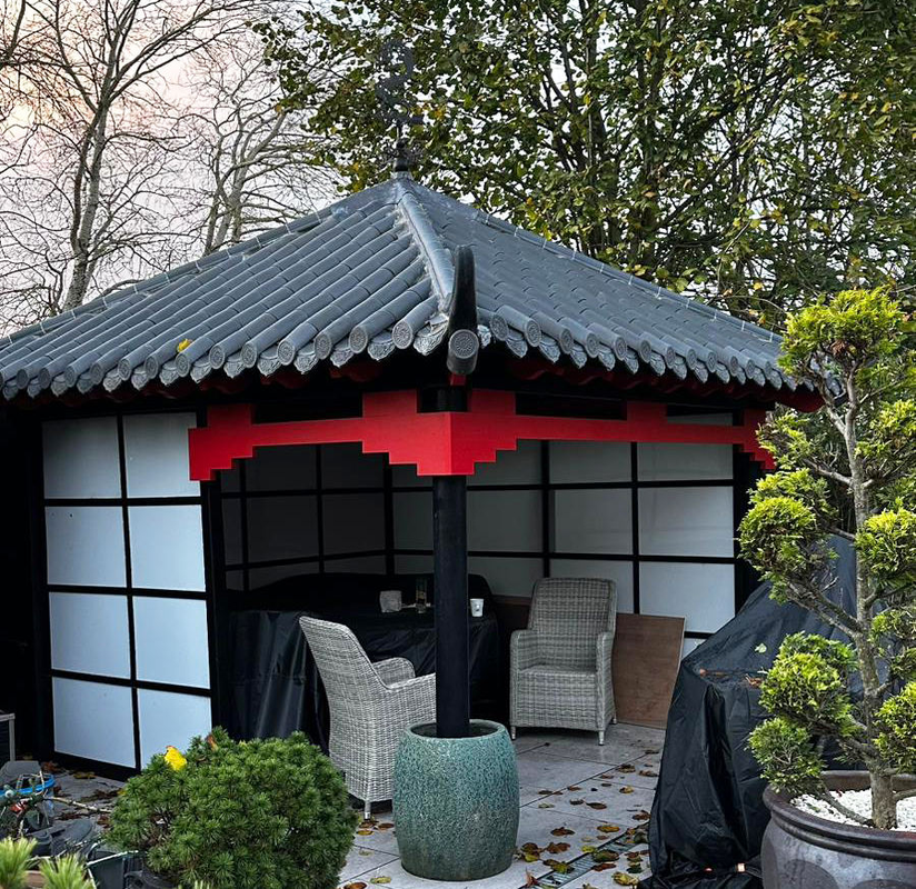 Padiglione da tè all'aperto in stile giapponese e cinese, gazebo accogliente in cortile con sistema di tegole a padiglione e gronde rivolte verso l'alto